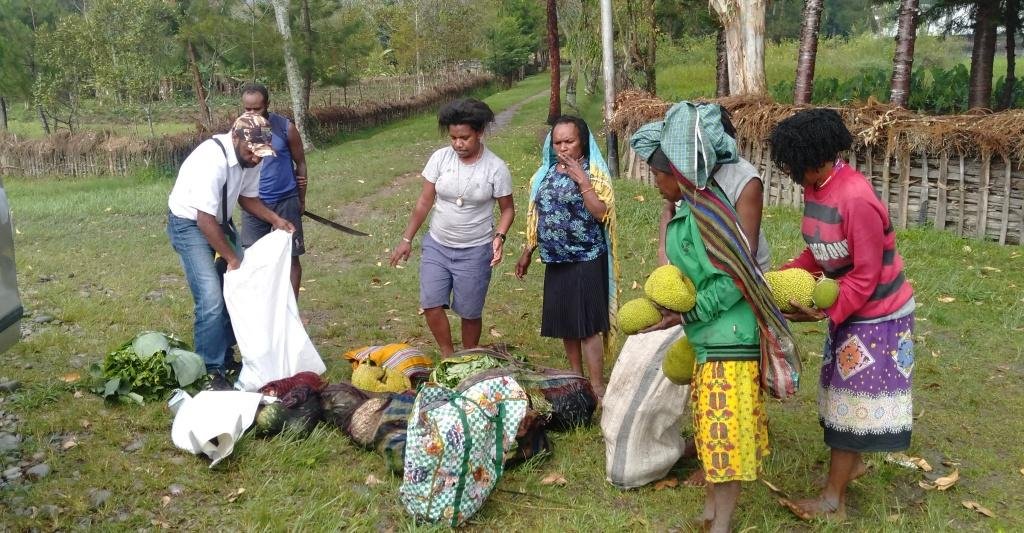 Warga Lokal Sumbang Sayur-mayur Untuk Pengungsi di Wamena