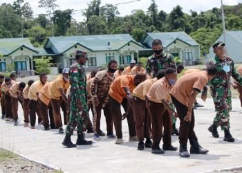 Kodim 1715 Yahukimo Melaksanakan Kegiatan Wasbang Kepada  Siswa SMK Negeri 1 Dekai