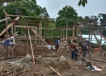 Setelah Dikeluarkan Dari Asrama, Mahasiswa Dari Dua Dsitrik Ini Bikin Gubuk Sendiri