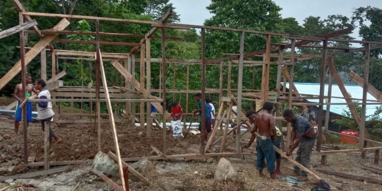 Setelah Dikeluarkan Dari Asrama, Mahasiswa Dari Dua Dsitrik Ini Bikin Gubuk Sendiri