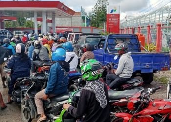 Masyarakat Berharap Pemerintah Atasi Antrian Panjang Konsumen Bensin di Wamena