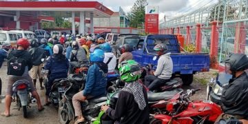 Masyarakat Berharap Pemerintah Atasi Antrian Panjang Konsumen Bensin di Wamena
