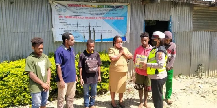 Polres Jayawijaya Berbagi Mie Instan dan Beras ke YGAP Wamena