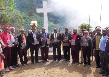 Gereja Kingmi Klasis Hogio Gelar Pengguntingan Pita Tugu dan Peluncuran Buku Sejarah