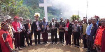 Gereja Kingmi Klasis Hogio Gelar Pengguntingan Pita Tugu dan Peluncuran Buku Sejarah