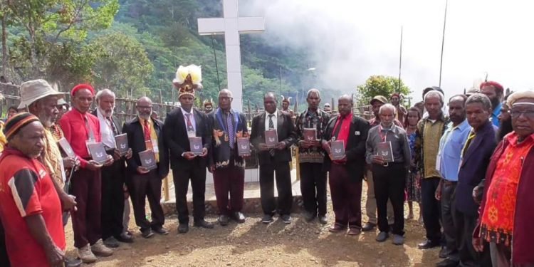 Gereja Kingmi Klasis Hogio Gelar Pengguntingan Pita Tugu dan Peluncuran Buku Sejarah