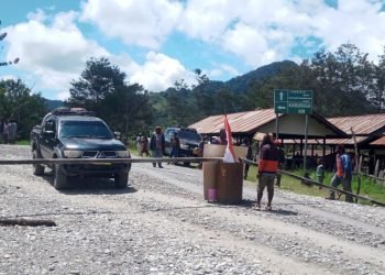 Tolak Dipindahkan ke Jayawijaya, Masyarakat Distrik Tagime dan Tagineri Palang Jalan