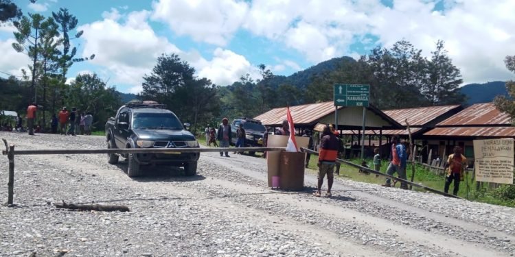 Tolak Dipindahkan ke Jayawijaya, Masyarakat Distrik Tagime dan Tagineri Palang Jalan