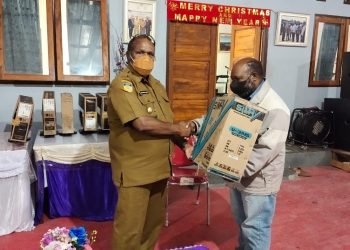 Wakil Bupati Jayawijaya Bantu 5 Unit Komputer Untuk Sekolah Alkitab Wollo