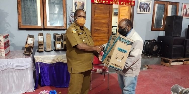 Wakil Bupati Jayawijaya Bantu 5 Unit Komputer Untuk Sekolah Alkitab Wollo