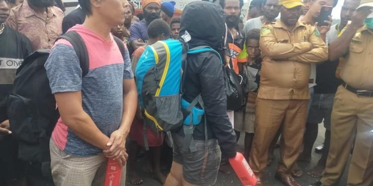 Tegas! Bupati Nduga Sita Minuman Keras dan Pulangkan Penjualnya