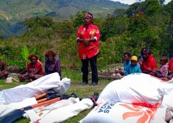 DPC PDIP Jayawijaya Salurkan Bantuan Ke PAC Distrik Ibele