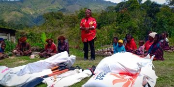 DPC PDIP Jayawijaya Salurkan Bantuan Ke PAC Distrik Ibele