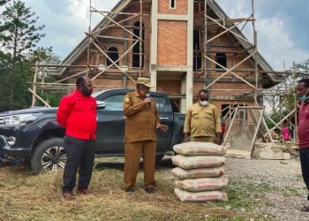 Wakil Bupati Jayawijaya Bantu Semen Untuk Pembangunan Gereja Kingmi Pugima