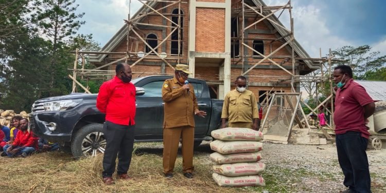 Wakil Bupati Jayawijaya Bantu Semen Untuk Pembangunan Gereja Kingmi Pugima