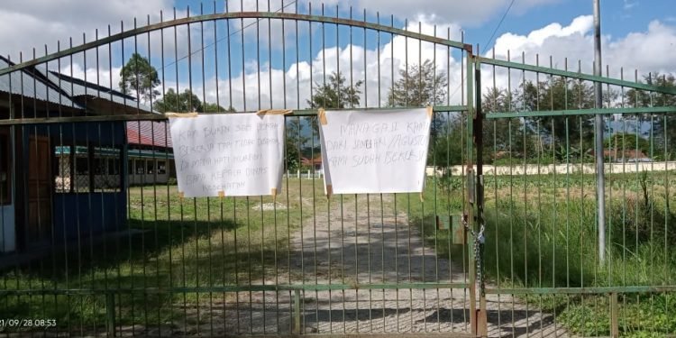 Honor Belum Dibayar, Kantor Dinas Kesehatan Jayawijaya di Palang