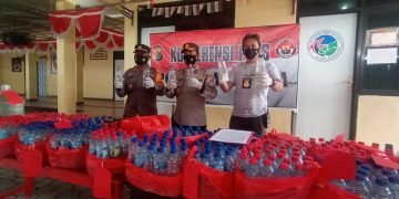 Polres Jayawijaya Sita Ratusan Botol Miras Jenis Cap Tikus