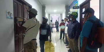 Diduga Ada Persekongkolan Proyek, Pengusaha Ini Palang Kantor ULP Jayawijaya