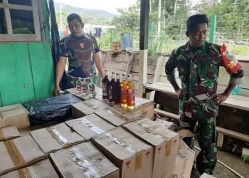 Ribuan Botol Miras Diamankan di Pos TNI Yalimo, Diduga 2 Oknum Polisi Terlibat