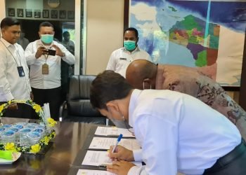 Pemkab Tolikara Menyerahkan Pengoperasian Listrik Kepada PT PLN