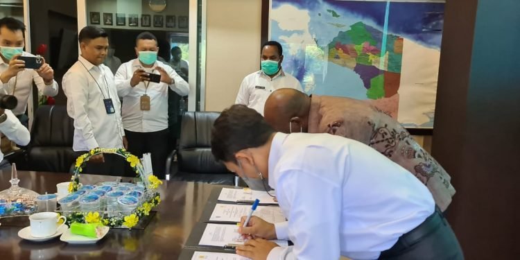 Pemkab Tolikara Menyerahkan Pengoperasian Listrik Kepada PT PLN