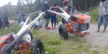Dinas Pertanian Jayawijaya Latih Petani Sawah Cara Gunakan Hand Traktor