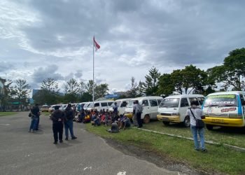 Merasa Dipersulit Saat Pengisian BBM, Sopir Angkot Demo di Kantor DPR Jayawijaya