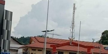 Bendera Papua, Bintang Kejora yang dikibarkan di GOR Cenderawasih Jayapura. Perjuangan rakyat Papua untuk membebaskan diri dari penjajahan seringkali ditunjukkan dengan mengibarkan bendera bintang Kejora. Namun wajah Papua di bulan Agustus seringkali berbeda. - Ist