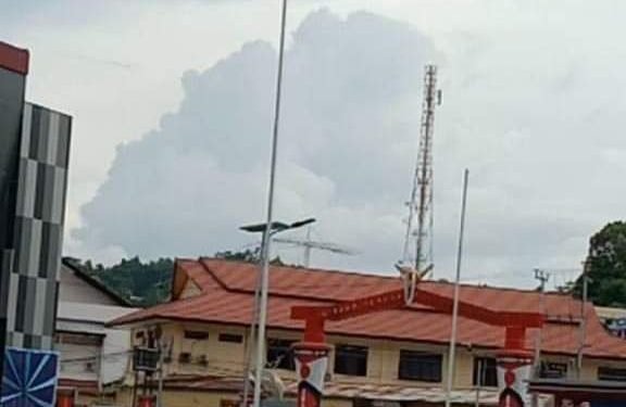 Bendera Papua, Bintang Kejora yang dikibarkan di GOR Cenderawasih Jayapura. Perjuangan rakyat Papua untuk membebaskan diri dari penjajahan seringkali ditunjukkan dengan mengibarkan bendera bintang Kejora. Namun wajah Papua di bulan Agustus seringkali berbeda. - Ist