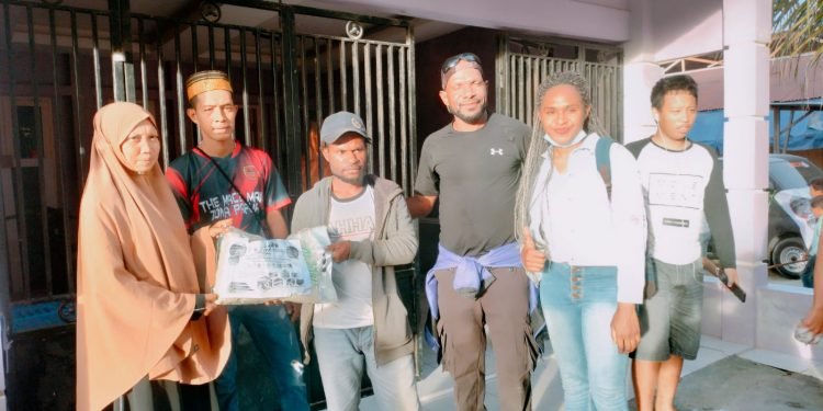 Simbolis penyerahan bantuan - JW Noken