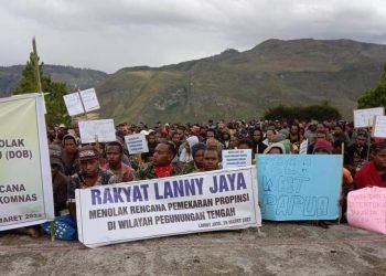 Demo Tolak DOB di Tiom, Rakyat Beri Mosi Tidak Percaya Untuk Bupati Lanny Jaya