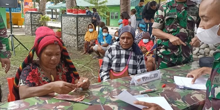 Pemda dan Kodim 1702 Jayawijaya Salurkan Bantuan BT-PKLWN