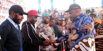 Dukung Seniman Lokal, Pemkab Yahukimo Berikan Uang Pembinaan