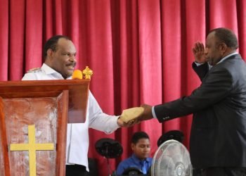 Hadiri HUT Kingmi,  Bupati Yahukimo Bantu Rp. 100  Juta