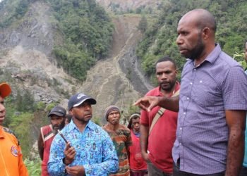 Bencana longsor di Distrik Walma. Kepala Distrik Walma (kanan) dan Sekretaris BNPB (kiri) saat meninjau lokasi longsor - JW/Ruland