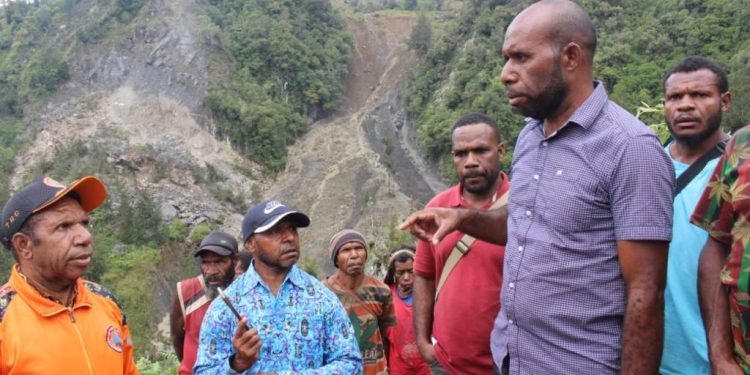 Bencana longsor di Distrik Walma. Kepala Distrik Walma (kanan) dan Sekretaris BNPB (kiri) saat meninjau lokasi longsor - JW/Ruland