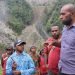 Bencana longsor di Distrik Walma. Kepala Distrik Walma (kanan) dan Sekretaris BNPB (kiri) saat meninjau lokasi longsor - JW/Ruland