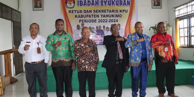 Komisioner dan Staf KPUD Kabupaten Yahukimo Gelar Ibadah Syukuran