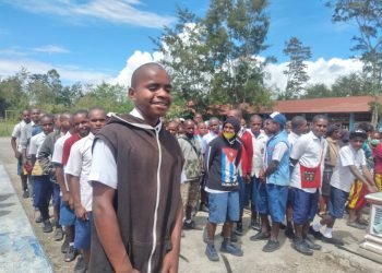 Siswa Kelas X SMA Kristen Wamena Antusias Miliki Teman Baru