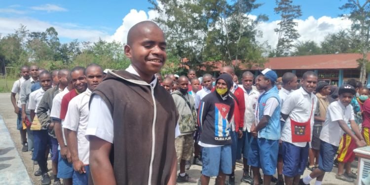 Siswa Kelas X SMA Kristen Wamena Antusias Miliki Teman Baru