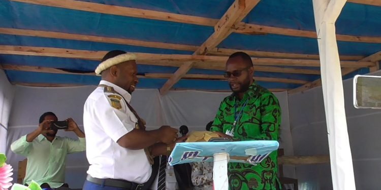 Wakil Bupati Yahukimo, Esau Miram memberikan bantuan Rp50juta kepada Klasis Hogio/nokenwene.com