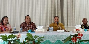 Bunda PAUD Yahukimo, Ami Yigwa Yahuli bersama Ketua Pokja PAUD sekaligus Sekretaris Dinas Pendidikan Yahukimo saat kegiatan bersama guru PAUD di Dekai