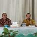 Bunda PAUD Yahukimo, Ami Yigwa Yahuli bersama Ketua Pokja PAUD sekaligus Sekretaris Dinas Pendidikan Yahukimo saat kegiatan bersama guru PAUD di Dekai
