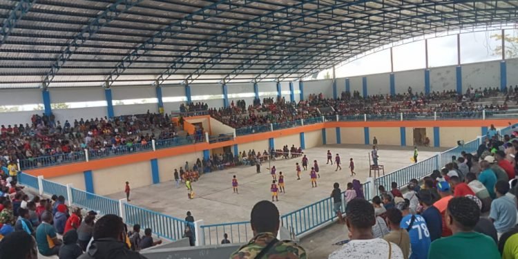 Turnamen volley memperebutkan piala bergilir Pemuda Yahukimo di GOR ABYU Dekai 2022/nokenwene.com