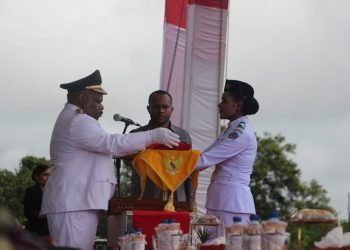 Penyerahan Sang Saka Merah Putih oleh Bupati Yahukimo, Didimus Yahuli kepada pembawa baki dalam upacara bendera memperingati HUT RI ke-77 di lingkup Kabupaten Yahukimo/nokenwene.com