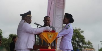 Penyerahan Sang Saka Merah Putih oleh Bupati Yahukimo, Didimus Yahuli kepada pembawa baki dalam upacara bendera memperingati HUT RI ke-77 di lingkup Kabupaten Yahukimo/nokenwene.com