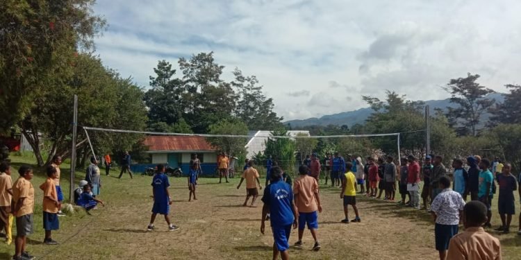 Pertandingan Volley SMP dan SMA Advent Sogokmo-Asotipo dalam rangka memeriahkan HUT RI ke-77.