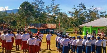 Upacara Bendera HUT RI ke-77 di Distrik Maima. SMP N4 Maima yang baru didirikan beberapa bulan lalu pun berpartisipasi dalam HUT RI tersebut.
