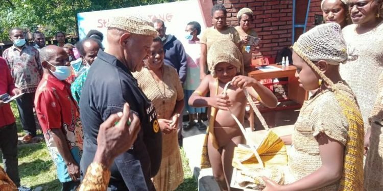 Wakil Bupati Jayawijaya, Marthin Yogobi disambut warga suku Mee di gedung Soska Wamena - JW Noken