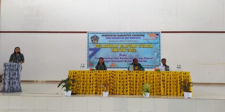 Kegiatan pelatihan Paduan Suara oleh Dinas Kebudayaan dan Pariwisata di Gedung Sosial Katolik (Soska) St. Thomas Aquinas Dekai.